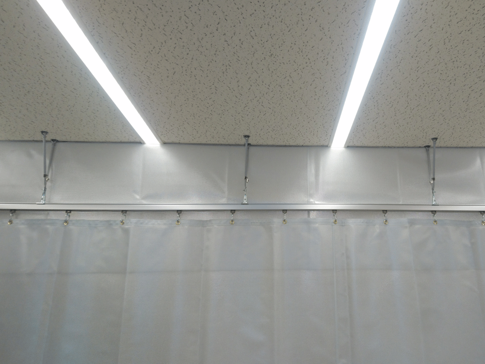 天井とカーテンレールの間はカーテンと同じ生地で隙間を塞いでいます
