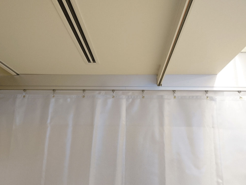 障害物を避けて天井に隙間なくレールを付けられるようアルミ角材を加工