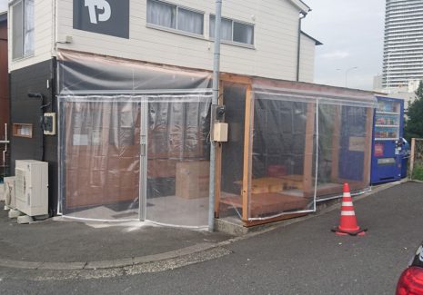飲食店のテラス席に雨よけの糸入り透明ビニールカーテンを設置