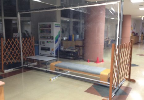 単管パイプ組んだ枠に飛沫感染対策のビニールシートを張って設置