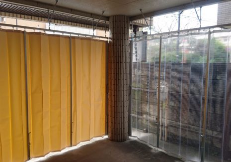 病院の感染症対策として駐車場部分を囲むようにパタパタビニールカーテンを設置