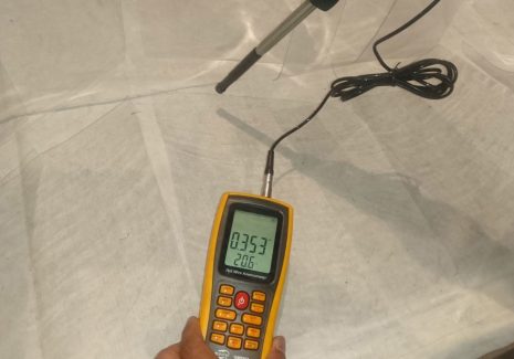 のれんカーテン下側に基準値0.2m/s以上の0.35m/sの流入風を確保
