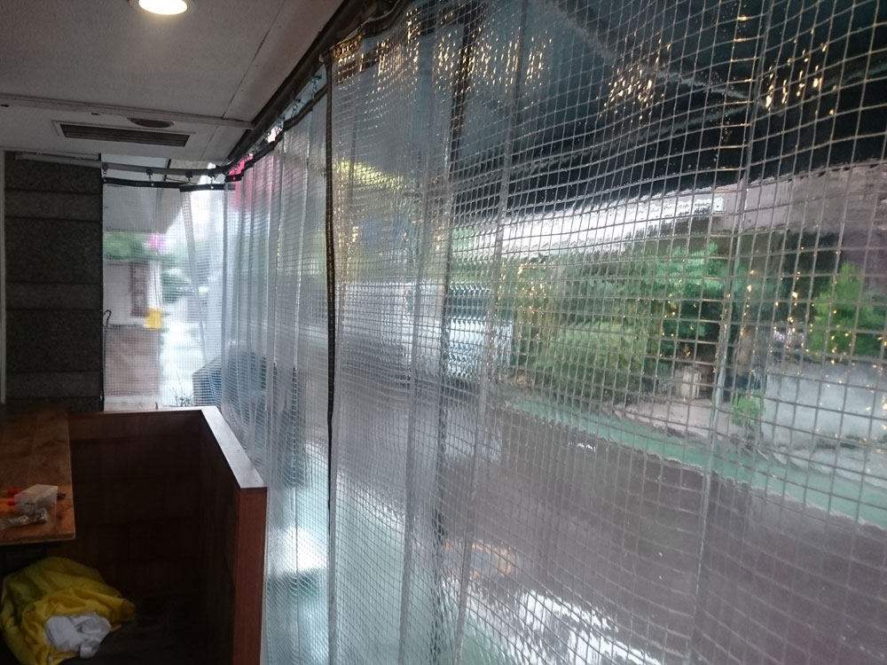 糸入り透明ビニールカーテンは糸で補強されていて見通しもよく飲食店での使用にも向いています
