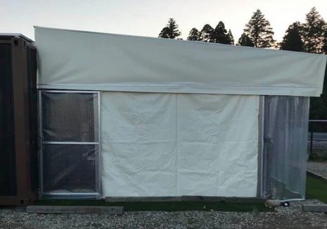 アルミフレームで作成したドアフレームに糸入り透明ビニールシートをフラットバーで固定したスライドドアをカーテンレールに設置