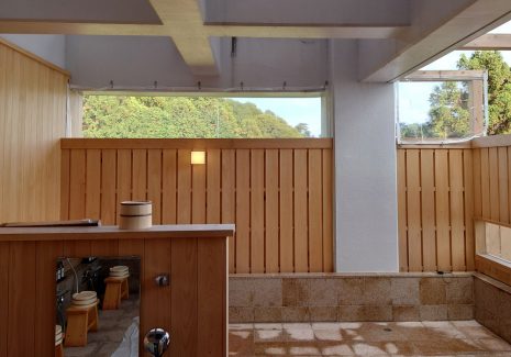 露天風呂の壁面の隙間に防寒用ビニールシートを設置