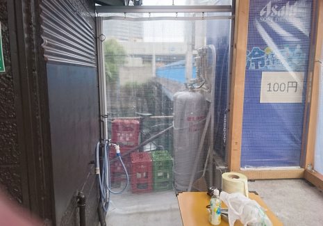 飲食店テラス席の雨よけに糸入り透明ビニールカーテンを設置