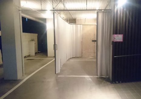 コロナ・インフルエンザ感染症対策に病院屋外駐車場に不燃パタパタビニールカーテン設置