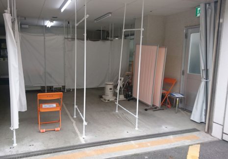 病院半屋外の新型コロナウイルス検査場の設置にあたり、防寒と目隠しのため周囲に目隠しビニールカーテンを設置
