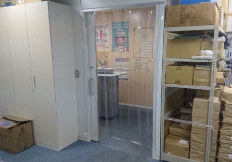 喫煙室出入口に設置するのれんカーテンの下には空気を流入させる隙間ができる長さに加工