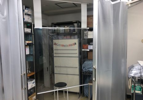 PCR検査のため飛沫対策の透明ロールスクリーンとプライバシー保護のための半透明ビニールカーテンを設置