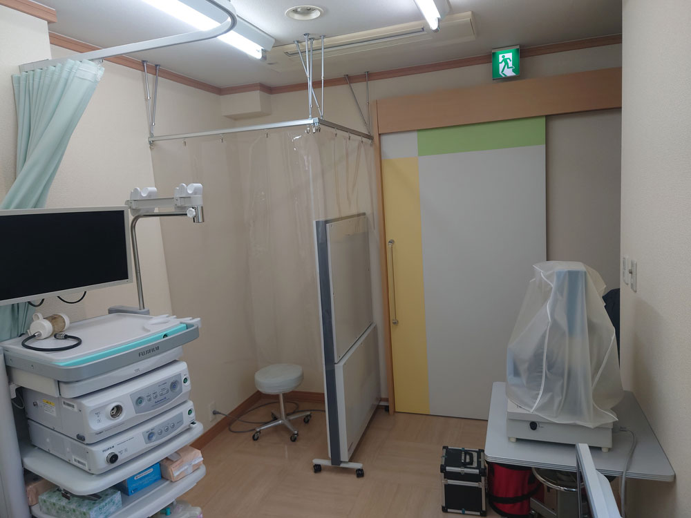 病院内の一角に新型コロナウイルス検査用のスペースを設けるためビニールカーテンで間仕切り
