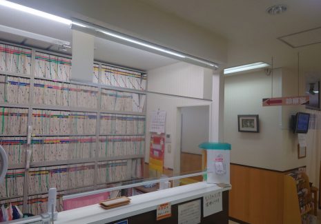 透明ロールスクリーンFA38改は透明シートが簡単に交換できるため衛生的かつ経済的に使用できます