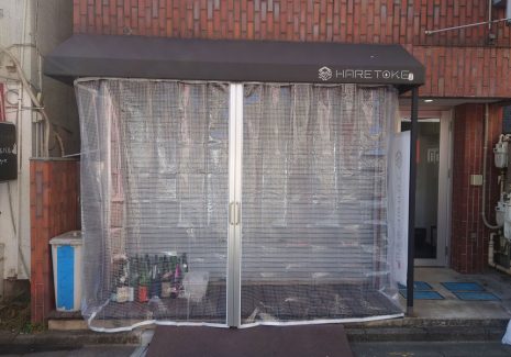 飲食店のテラス席の寒さ対策のため糸入り透明ビニールカーテンを設置