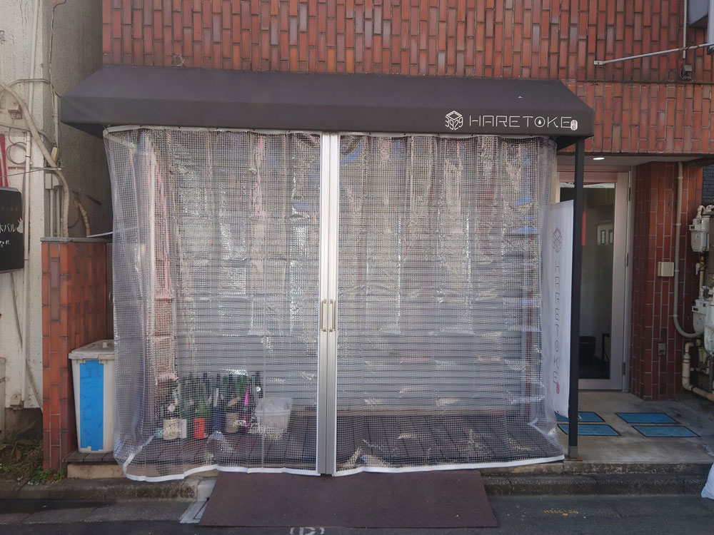 飲食店のテラス席の寒さ対策のため糸入り透明ビニールカーテンを設置