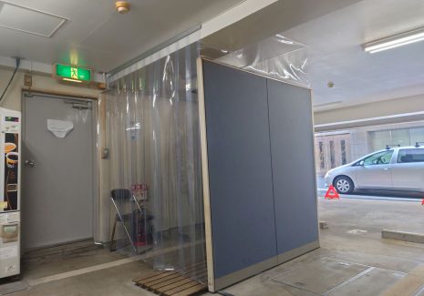 パーテーションを置いただけの喫煙スペースにビニールシートとのれんカーテンを設置することで受動喫煙防止条例に対応した喫煙室に