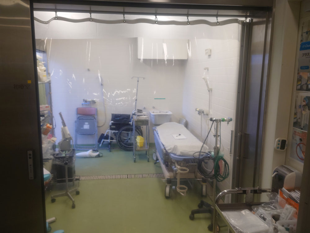 病院内の新型コロナウイルス検査場と隣の処置室とを仕切るための透明ビニールカーテンを設置