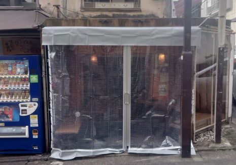 飲食店テラス席の防寒対策にビニールカーテンとアクリル板を設置