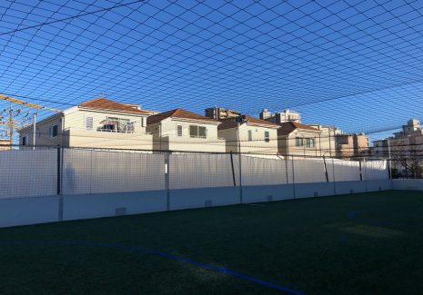 サッカー練習場の感染症対策と防音対策に遮音ビニールカーテンを設置