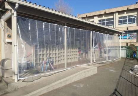 児童クラブの屋外通路の雨よけに糸入り透明ビニールカーテン