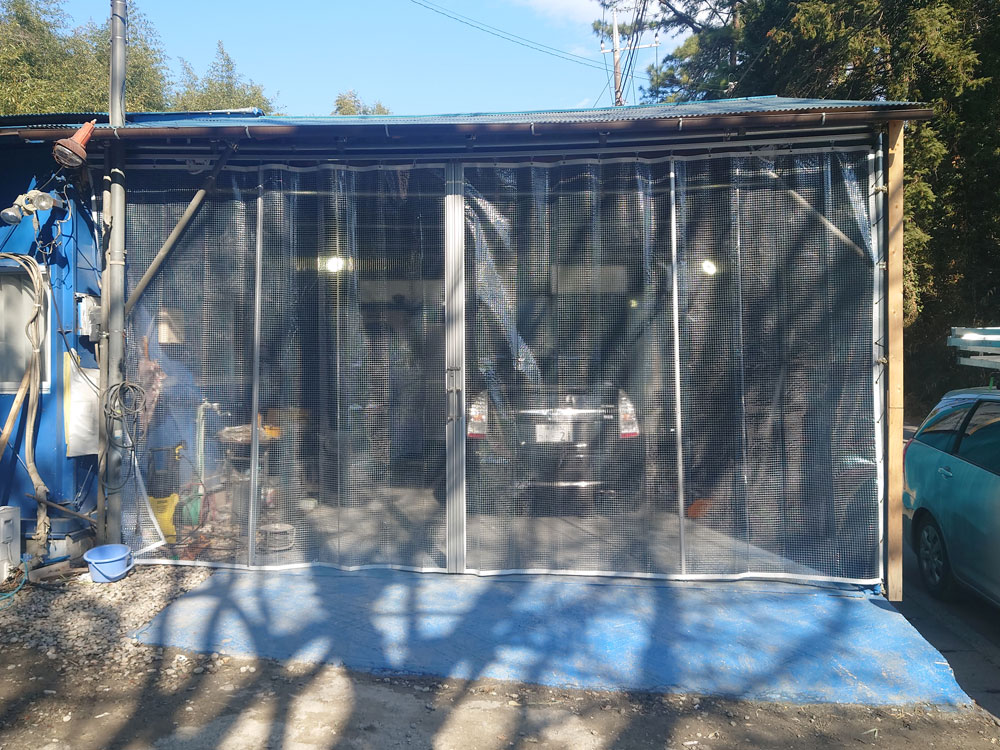 自動車整備工場の塗装場の防寒と防塵ために糸入り透明ビニールカーテンを設置しました
