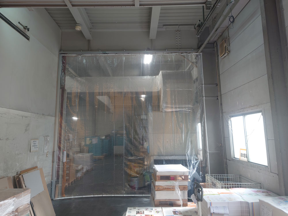印刷工場内出荷作業場の防寒のために糸入り透明ビニールカーテンを設置