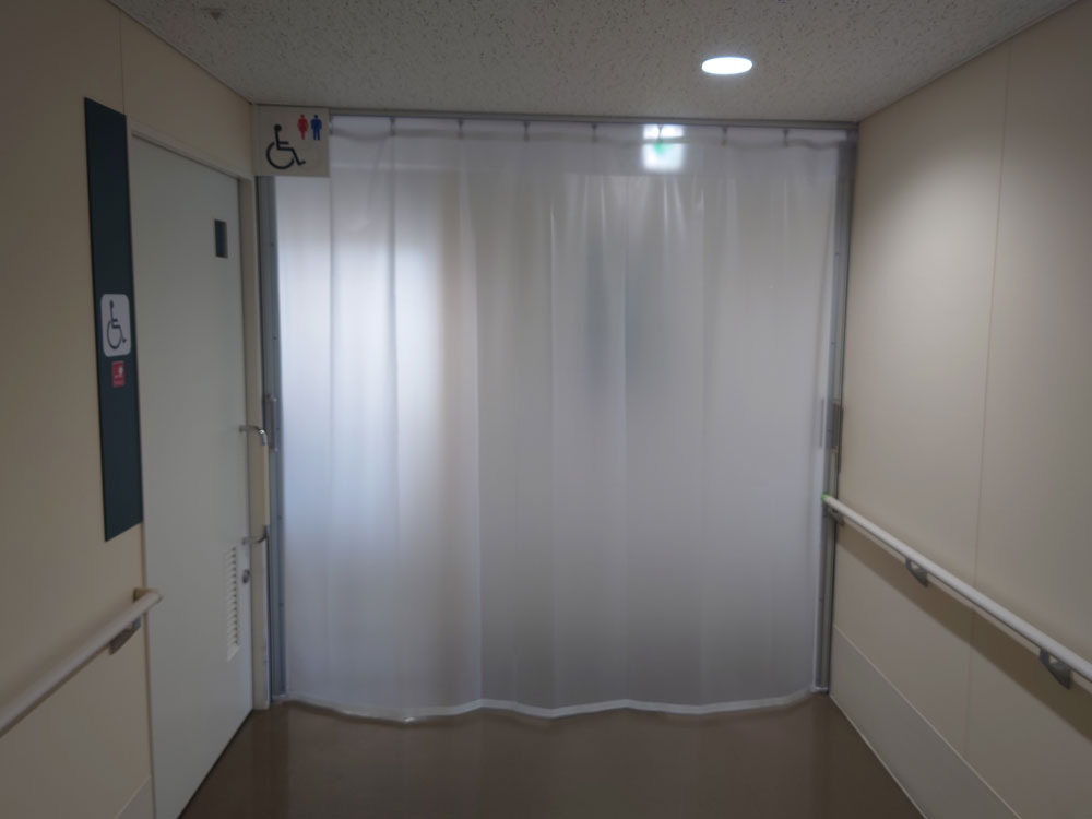 半透明ビニールカーテンは透光性があるため閉めても暗くなりません