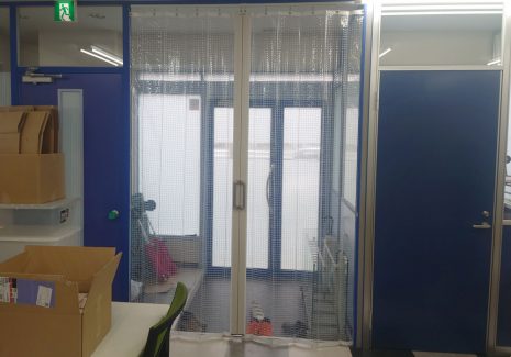 オフィスの防寒対策として二重扉のような効果があるようにパタパタビニールカーテンを設置