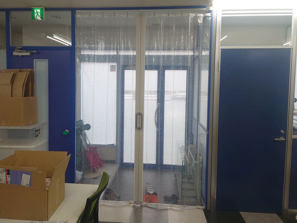 オフィスの防寒対策として二重扉のような効果があるようにパタパタビニールカーテンを設置