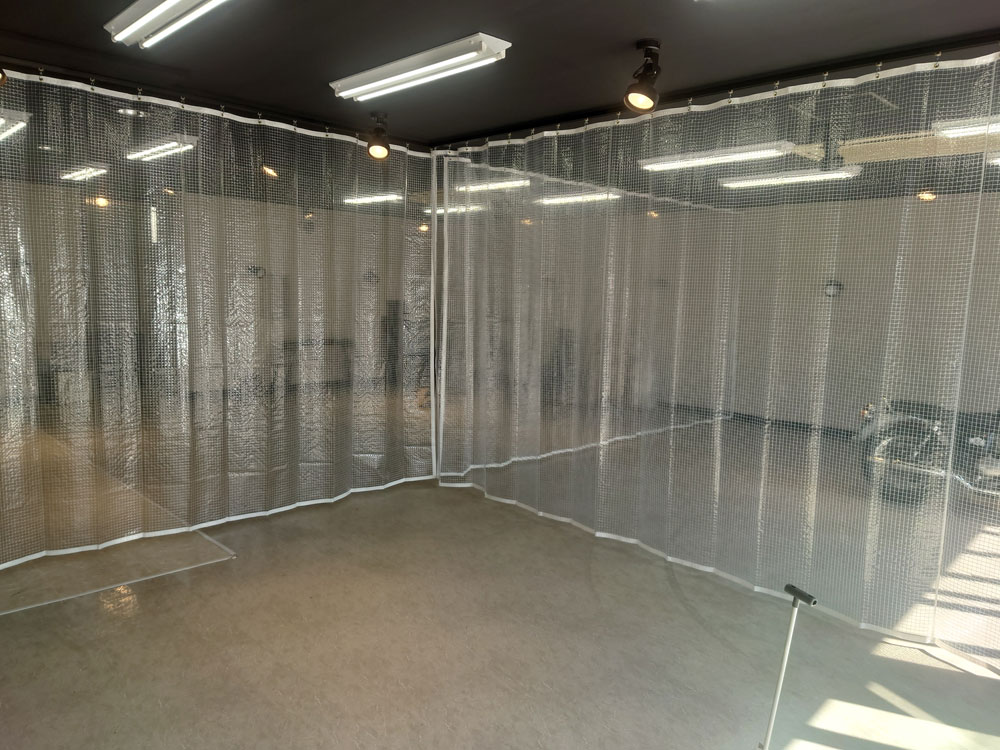 糸入り透明ビニールカーテンは糸で補強されているため透明ビニールよりも丈夫です