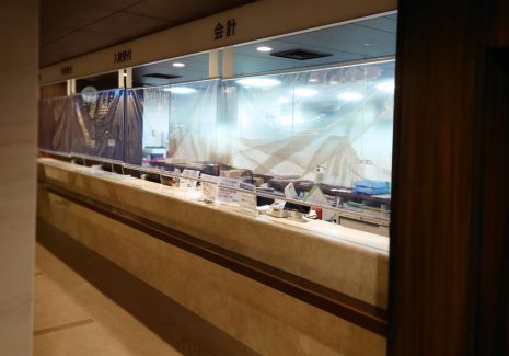 病院受付カウンターの飛沫感染対策に透明ロールスクリーンFA38改を設置