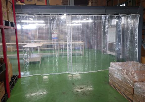 倉庫内作業スペースの防寒・空調効率のための間仕切りとしてビニールカーテンを設置