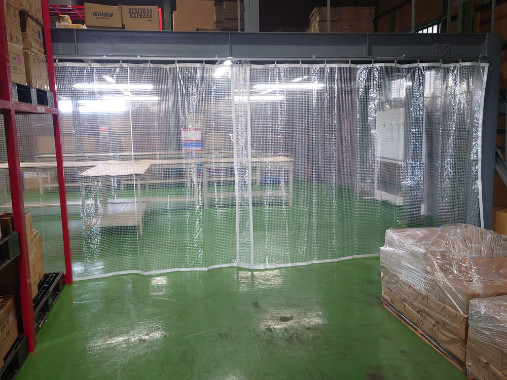 倉庫内作業スペースの防寒・空調効率のための間仕切りとしてビニールカーテンを設置