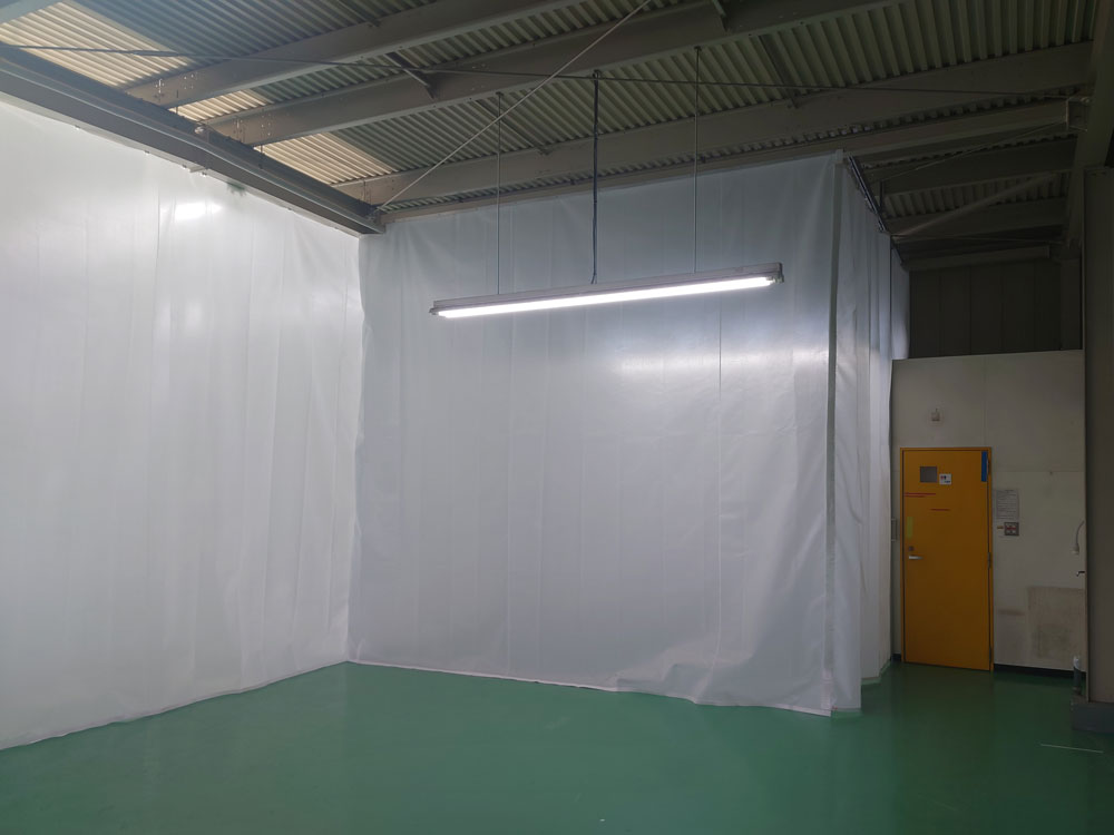 倉庫内の作業区分けに遮音ビニールカーテンで間仕切