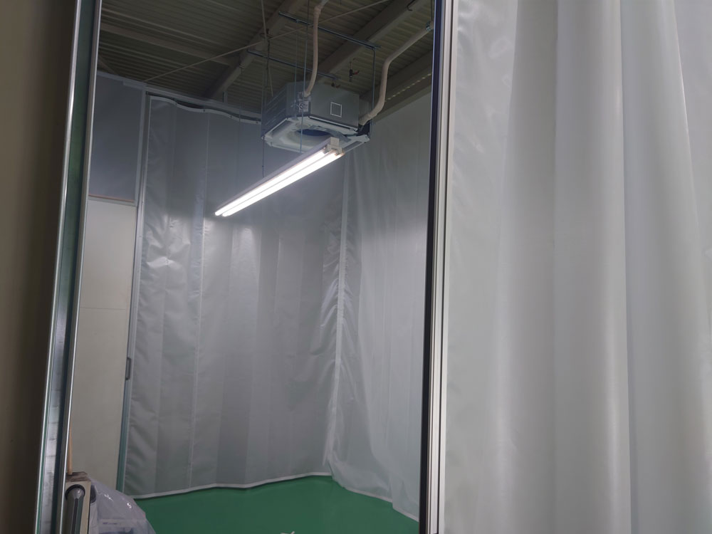 遮音ビニールカーテンは適度に光も通す素材です