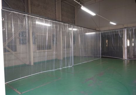 天井が高い建物でもレールを吊ってビニールカーテンを設置できます