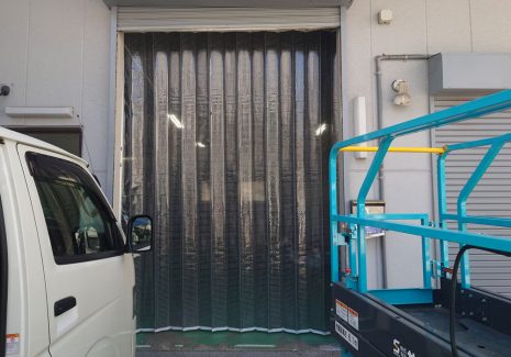 倉庫出入口のシャッター内側に糸入り透明パタパタビニールカーテンを設置