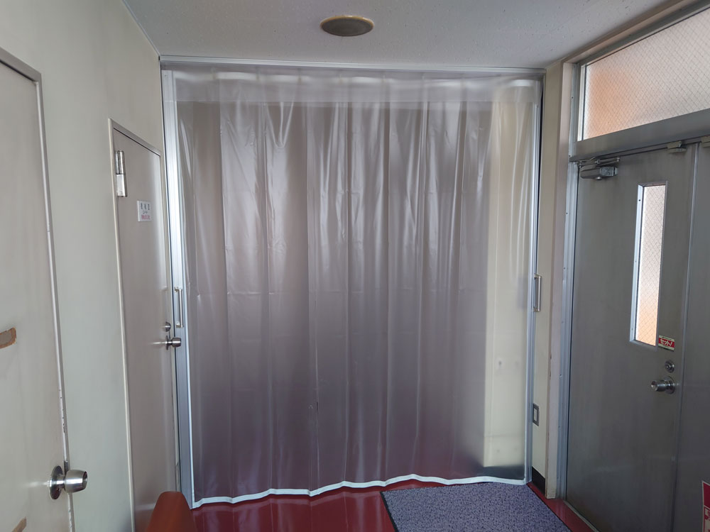 感染症対策の病院内の区分けにビニールカーテンを設置