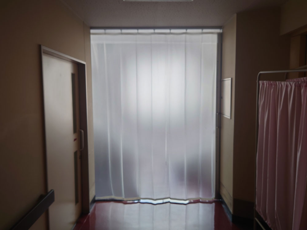 自然な光を取り入れながらプライバシーにも配慮できる半透明ビニールカーテン