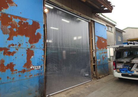 解体作業で発生する粉塵の飛散防止に屋外用ビニールロールスクリーン