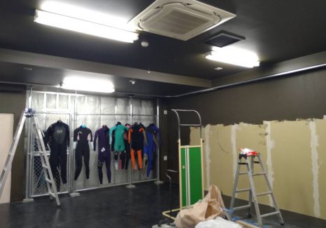 部屋のカド部分はカーブレールを使用してスムーズにカーテンを動かせるようにしています