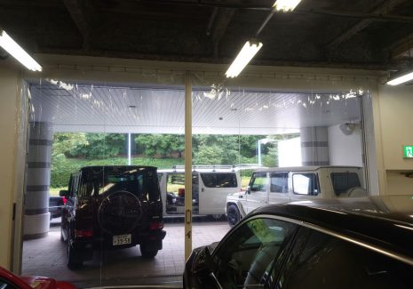 中古車販売店の出入口にエアコン省エネ対策と埃侵入防止のためのビニールカーテンを設置しました