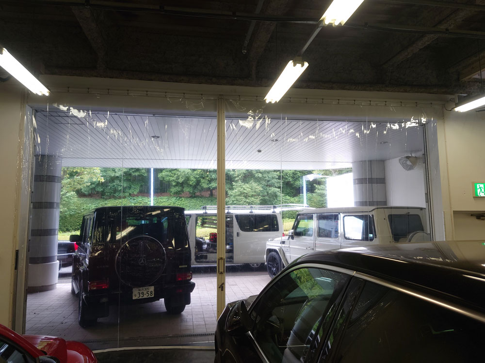 中古車販売店の出入口にエアコン省エネ対策と埃侵入防止のためのビニールカーテンを設置しました
