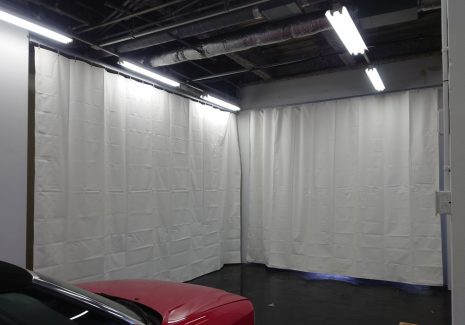 中古車販売店の店内装飾用に目隠しビニールカーテンを設置