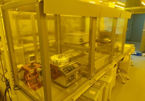 実験機器・試験装置を格納するためのビニールブースをオーダーにより作製、前面はロールスクリーンで開閉できます