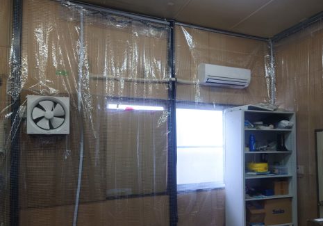 作業場への湿気流入防止のために壁面にビニールカーテン・ビニールシートを設置