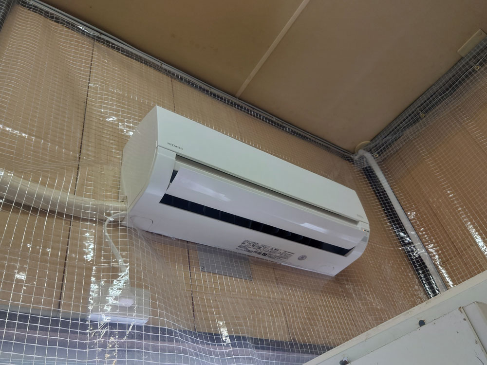エアコン・換気扇部分は切り欠き加工をして壁面に隙間なくビニールシートを設置