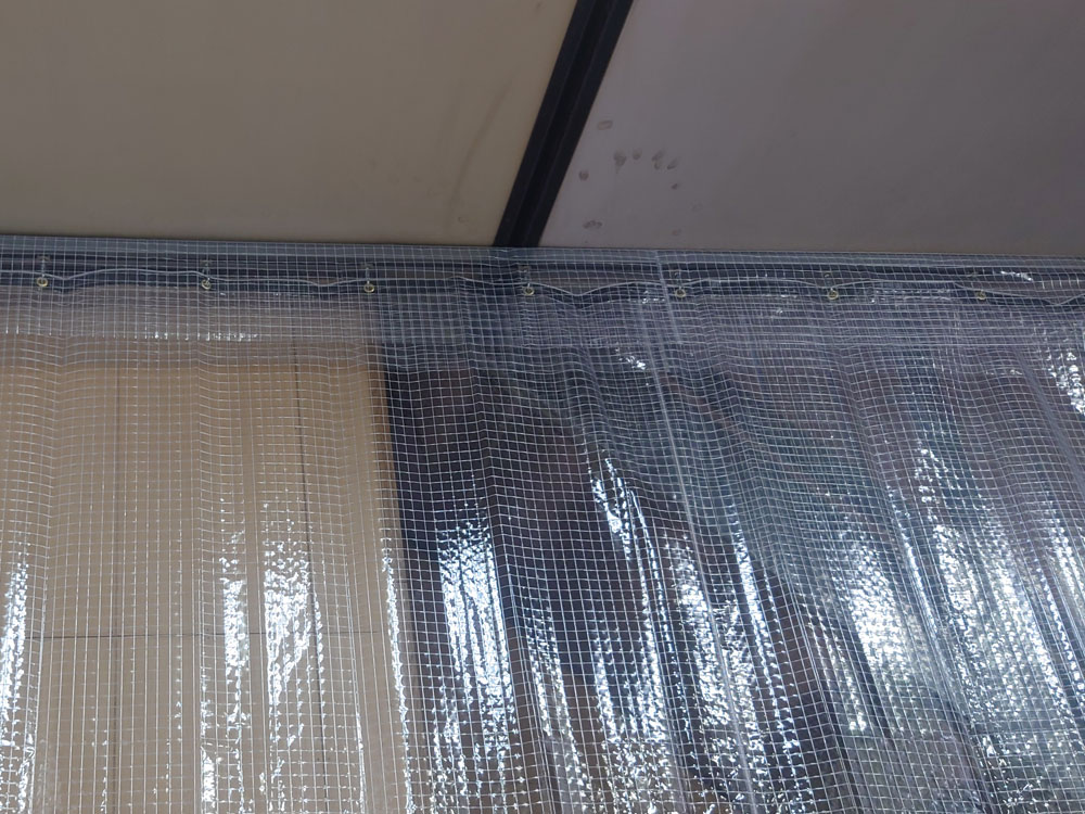 ビニールカーテンは隙間を塞ぐために天井にビニールシート垂れを設置