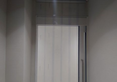 ホテルの喫煙室に受動喫煙防止条例に対応するためののれんカーテンを設置