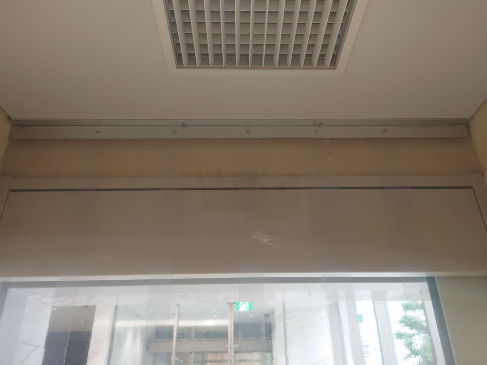 壁に下地がなかったためL型アングルを使用して天井面にのれんカーテンを設置