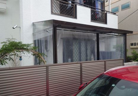 一般住宅のお庭に屋根付きテラスとビニールカーテンを設置しました。目隠しフェンスやコンクリート基礎など全体的に当店で施工しています